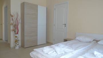 Фото номера Семейный номер с видом на море Апарт-отели Akrotiria Beach Apart Complex г. Несебр 9
