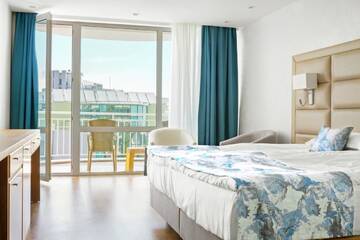 Фото номера Двухместный номер с 2 отдельными кроватями и балконом Отель Bilyana Beach Hotel (Adults Only) г. Несебр 5