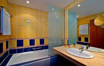 Фото номера Стандартный номер с видом на парк Курортные отели Sol Nessebar Bay Resort &amp; Aquapark - All inclusive г. Несебр 4