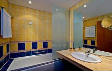 Фото номера Стандартный номер с видом на парк Курортные отели Sol Nessebar Mare Resort &amp; Aquapark - All inclusive г. Несебр 4