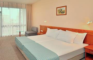 Фото номера Стандартный номер с видом на парк Курортные отели Sol Nessebar Mare Resort &amp; Aquapark - All inclusive г. Несебр 2