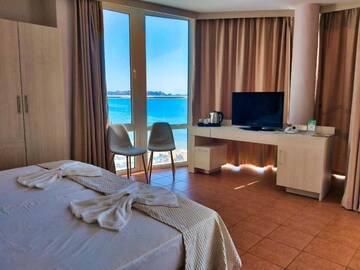 Фото номера Номер-студио с видом на море и балконом Отель Aphrodite Beach Hotel г. Несебр 8