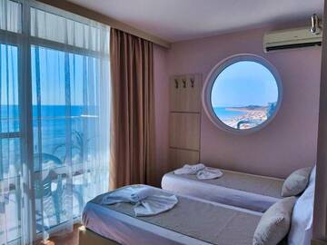 Фото номера Номер-студио с видом на море и балконом Отель Aphrodite Beach Hotel г. Несебр 13
