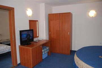 Фото номера Семейный номер с балконом Отель Italia Hotel г. Несебр 5