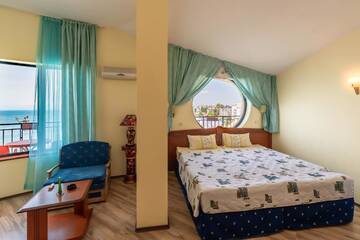 Фото номера Полулюкс с балконом Отель Family Hotel Evridika г. Несебр 3