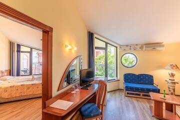 Фото номера Люкс с 1 спальней и балконом Отель Family Hotel Evridika г. Несебр 9