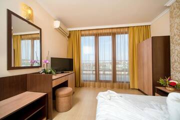 Фото номера Люкс с 1 спальней и балконом (для 4 взрослых) Отель Hotel Iris г. Несебр 7