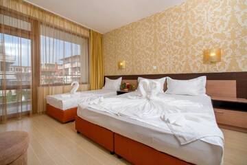 Фото номера Трехместный номер с балконом Отель Hotel Iris г. Несебр 3