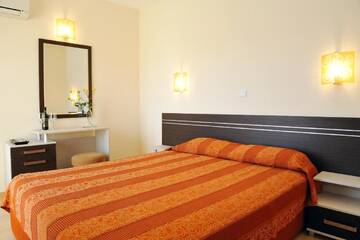 Фото номера Полулюкс с балконом Отель Hotel Iris г. Несебр 5