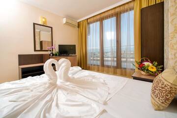 Фото номера Люкс с 1 спальней и балконом (для 4 взрослых) Отель Hotel Iris г. Несебр 8