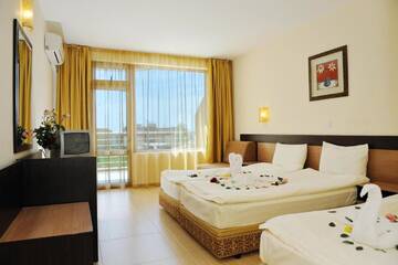 Фото номера Трехместный номер с балконом Отель Hotel Iris г. Несебр 5
