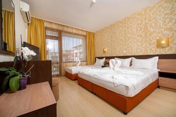 Фото номера Трехместный номер с балконом Отель Hotel Iris г. Несебр 6