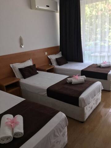 Фото номера Трехместный номер с балконом Отель Dreams Family Hotel г. Несебр 2