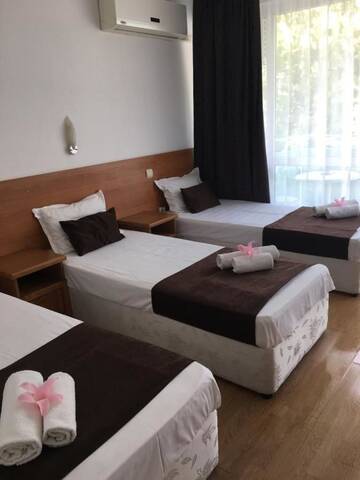Фото номера Трехместный номер с балконом Отель Dreams Family Hotel г. Несебр 3