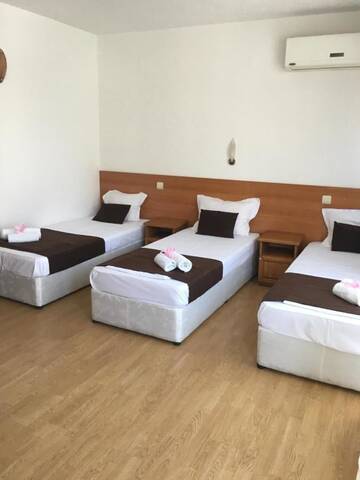 Фото номера Трехместный номер с балконом Отель Dreams Family Hotel г. Несебр 5