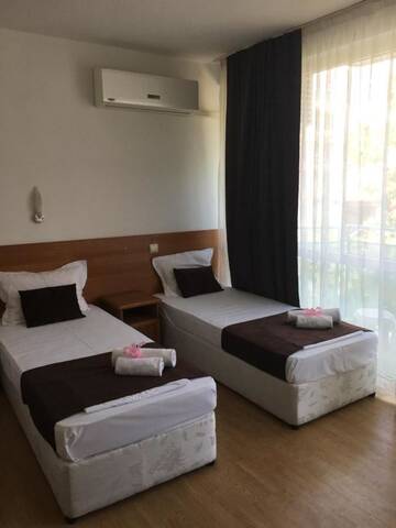 Фото номера Двухместный номер с 2 отдельными кроватями Отель Dreams Family Hotel г. Несебр 4