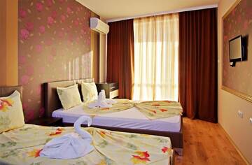 Фото номера Семейный номер с балконом Апарт-отели Cabana Beach Club Complex г. Несебр 4