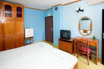 Фото номера Трехместный номер с балконом Отель Family Hotel Flora г. Несебр 3